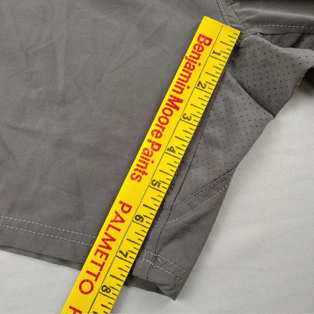 Huk Fishing Shorts Mens 2XL/XXL Gray Stretch Zip Pocket Performance Outdoor